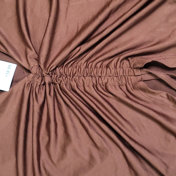 Ruched fitted crop top! - Picture 3 of 4